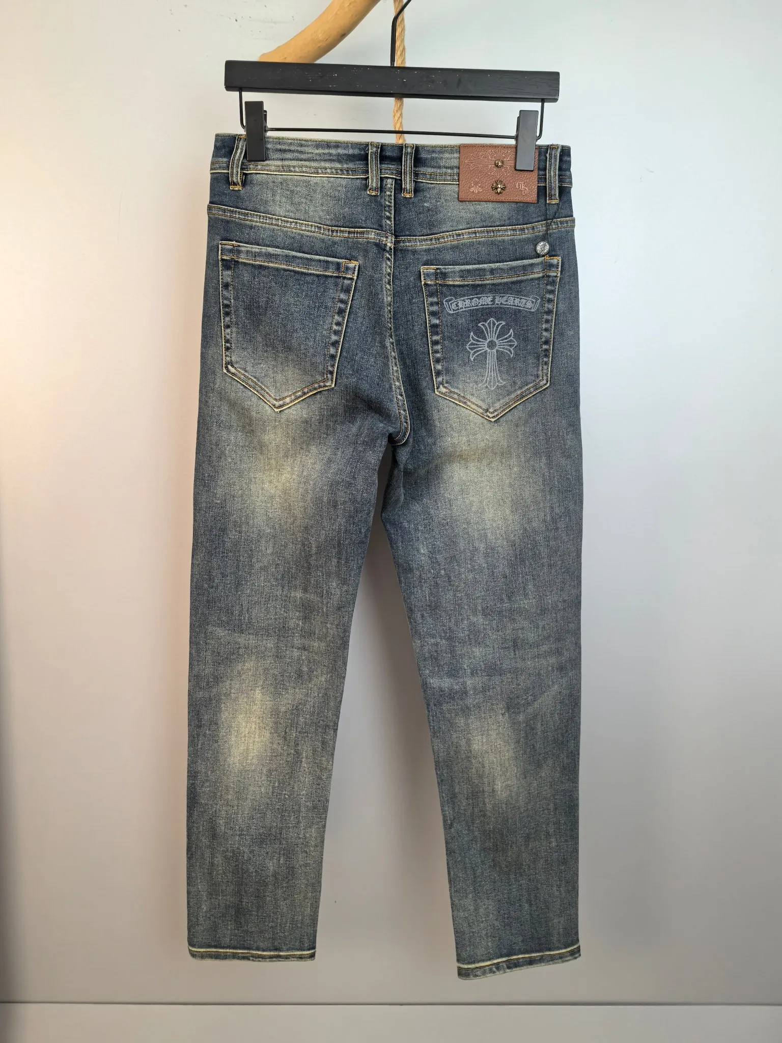 P440 Chrome Hearts men's fashionable large hem jeans, official album and poster wear style!  High-grade imported denim raw-color fabrics are supplied to customers. We specially select pure 13oz denim fabrics from Okayama, Japan. They are washed with heavy-duty environmentally friendly plant enzymes. The texture has a light retro color and is quite beautiful, which is very suitable for the autumn and winter colors. After washing, the fabric is soft and delicate, but has a strong sense of bones and a slight stretch, which provides an excellent comfortable experience. There is no damage from any technical elements throughout the body, retaining the purest tannin color! The details throughout the body are perfect, exquisite and elegant. The latest leather label on the waist highlights the brand's characteristics. The hardware accessories, leather label and wiring all reflect the craftsmanship! The silhouette is perfectly tailored and has excellent butt lift and slimming effect. It can be easily matched with any top in the wardrobe. It has wide compatibility and is suitable for various daily wear. The upper body is full of shape. It is a must-have trousers for those who are obsessed with quality control and 1V! Size: 29-38 No 35 37